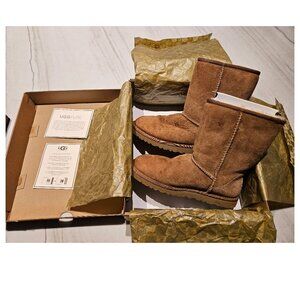 Uggs Classic Short, Chestnut, Size 6